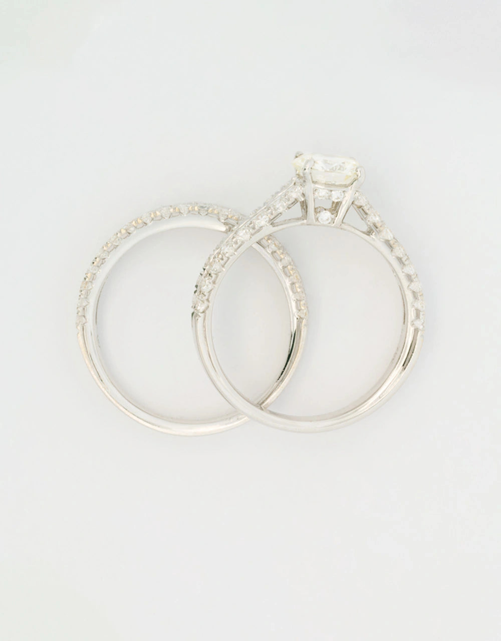 Argolla pisargolla oro blanco 18k con diamante central de 0.96 quilates