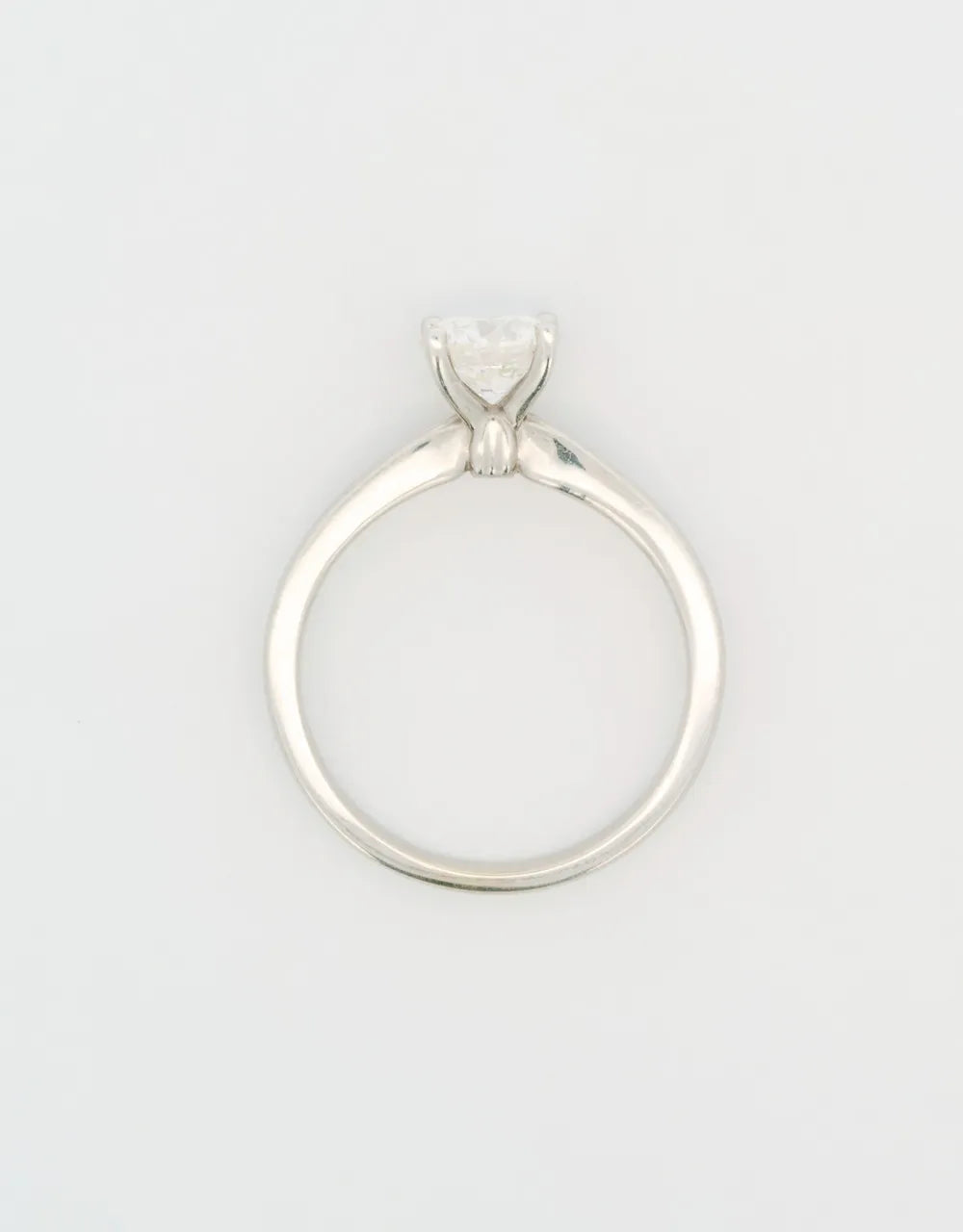 Anillo solitario piedra central de 1 quilate en oro blanco 18k