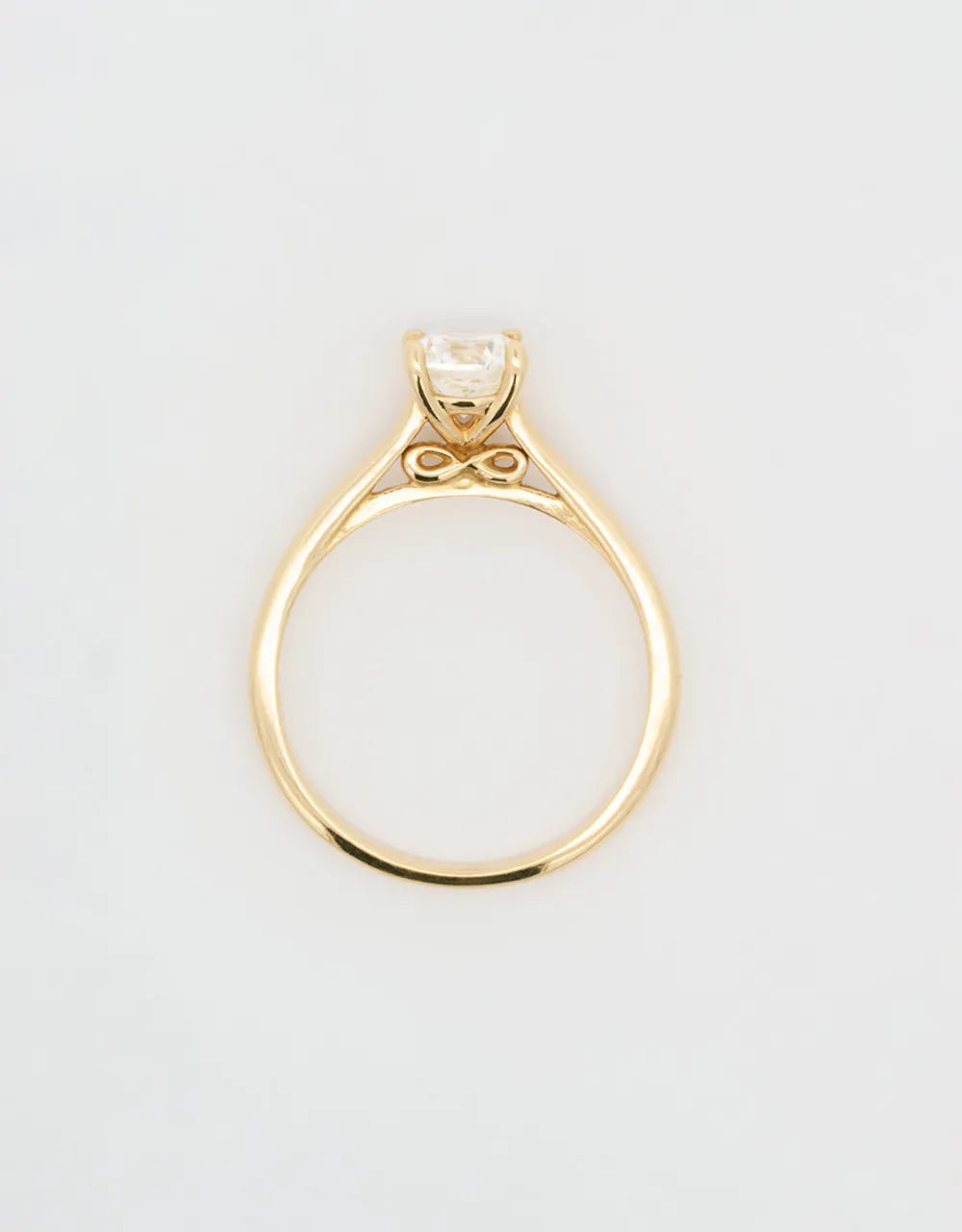 Anillo solitario con símbolo infinito de 0.91 quilates en oro amarillo 18k