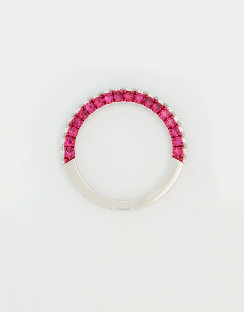 Argolla de diamantes y rubíes oro blanco 18k