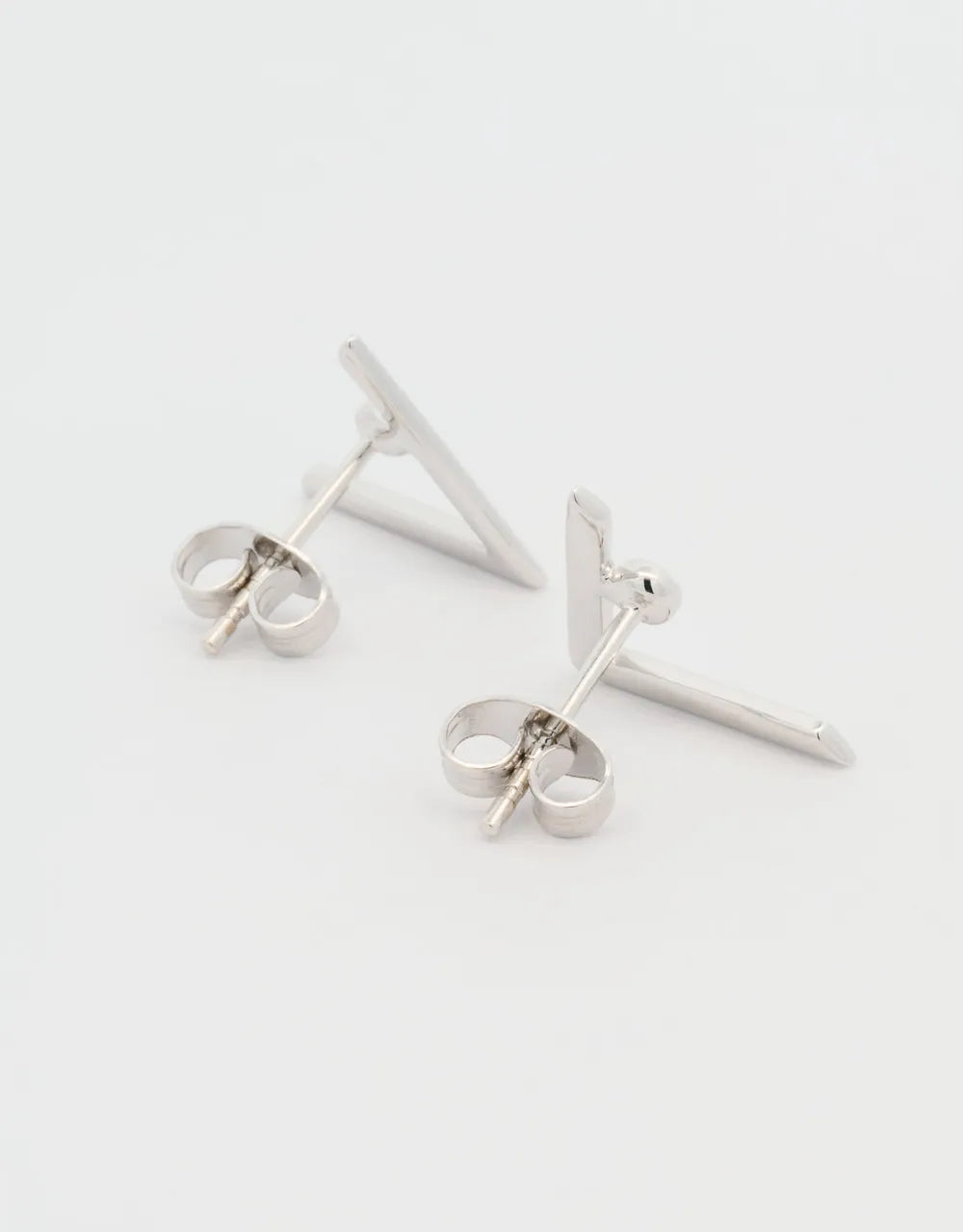Topos en V con diamante 0.5 quilates en oro blanco 18k