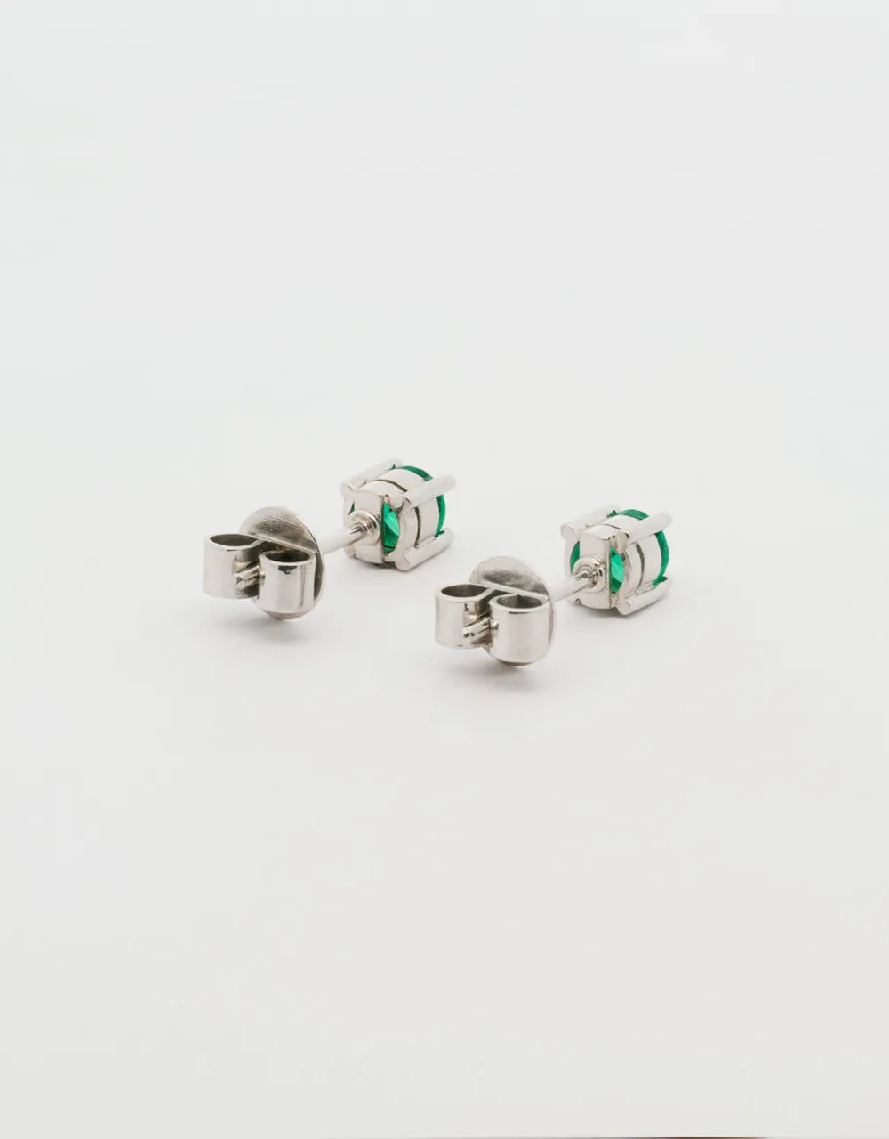 Topos de esmeralda 0.4 quilates en oro blanco 18k