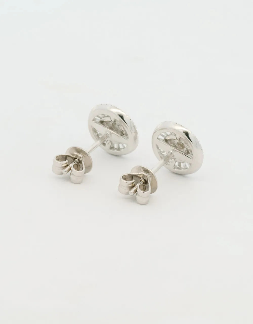 Topos de diamantes en círculo en oro blanco de 18k