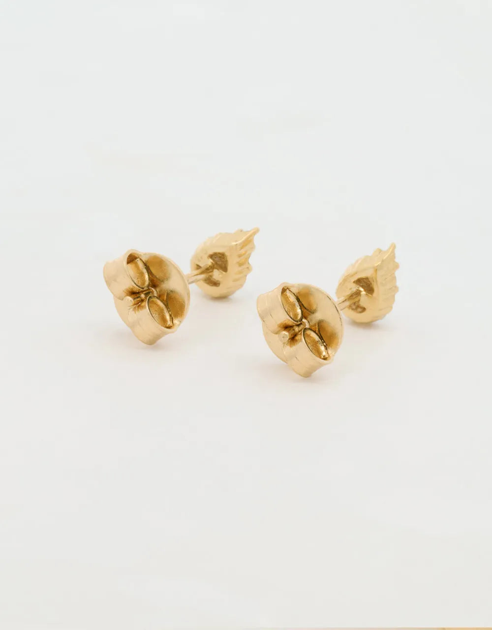 Topos tipo gota de diamantes en oro amarillo de 18k