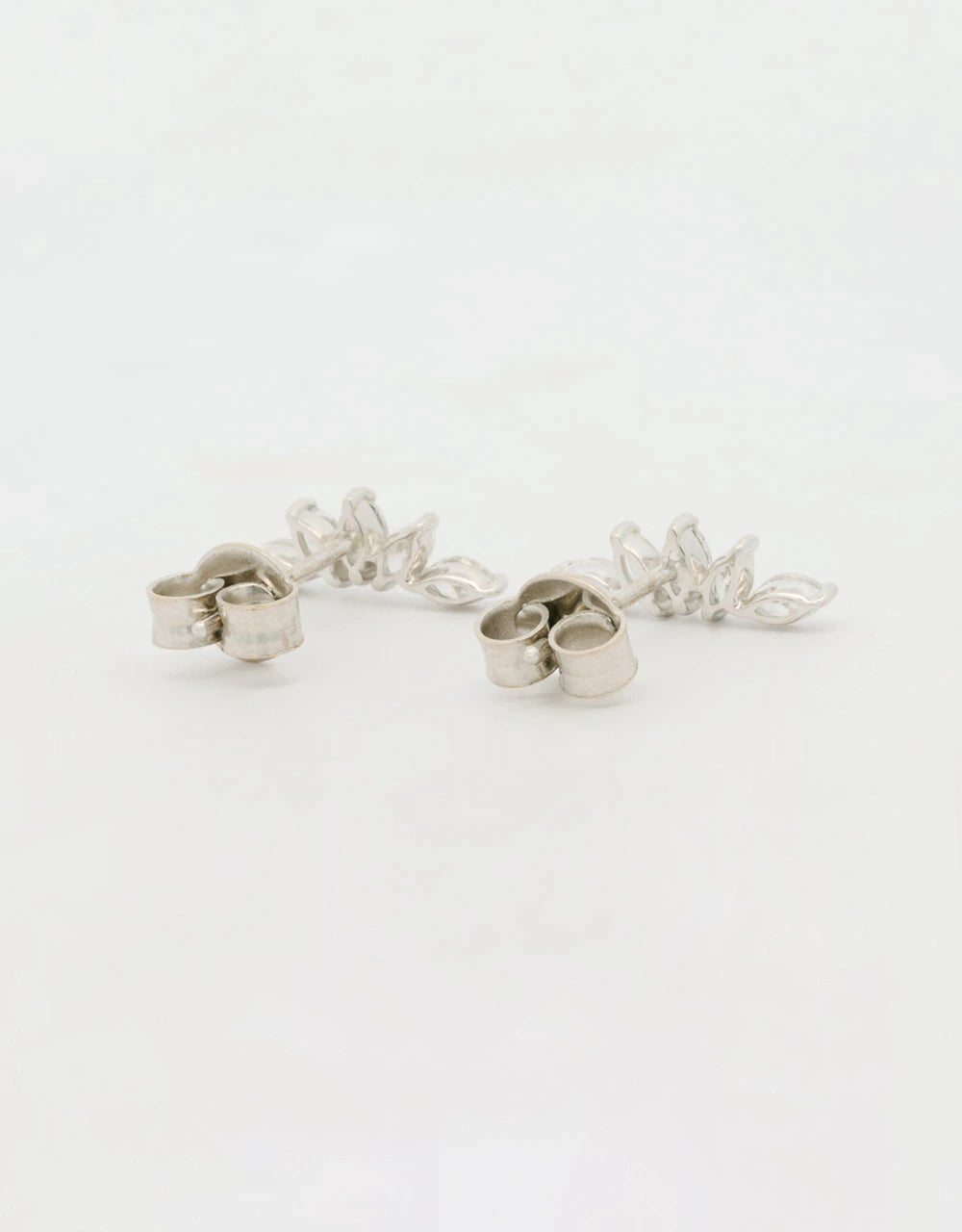 Topos de diamantes marquise en oro blanco de 18k