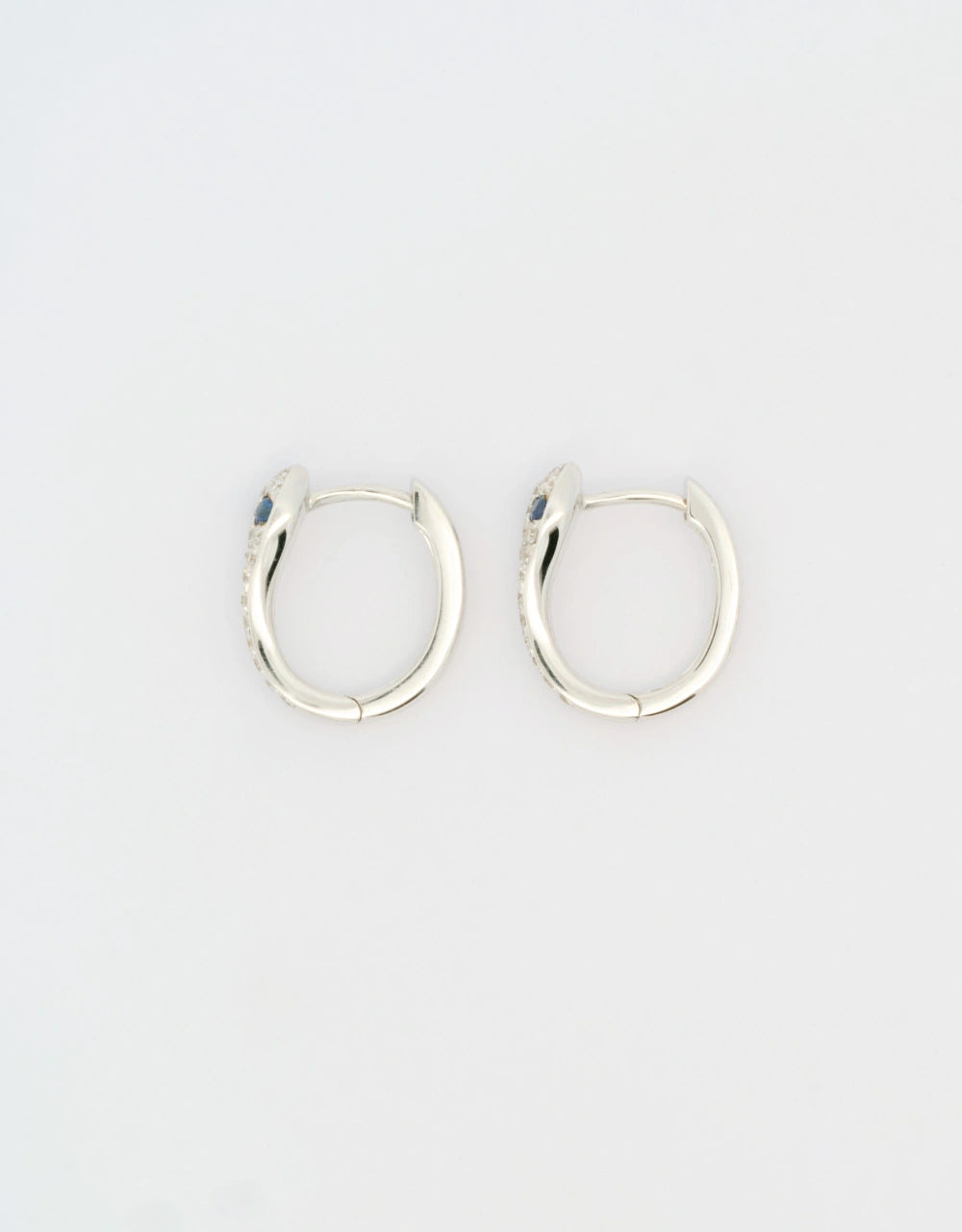 Candongas mini de serpiente en zafiro y diamantes en oro blanco 18k