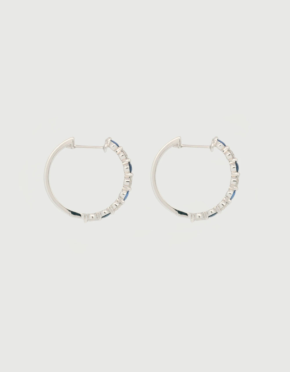 Candongas de zafiros y diamantes en oro blanco 18k