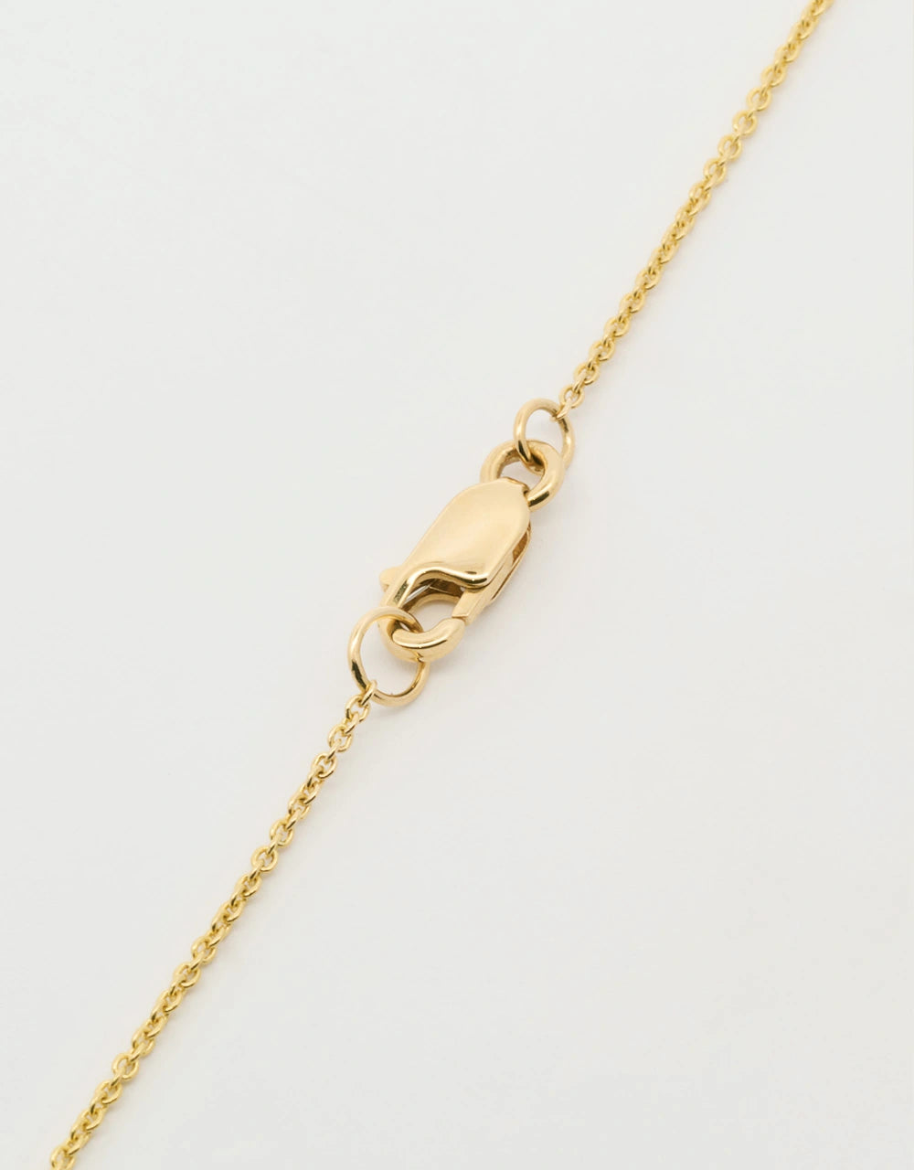 Gargantilla de cruz mini de diamantes de 0.11 quilates en oro amarillo de 18k