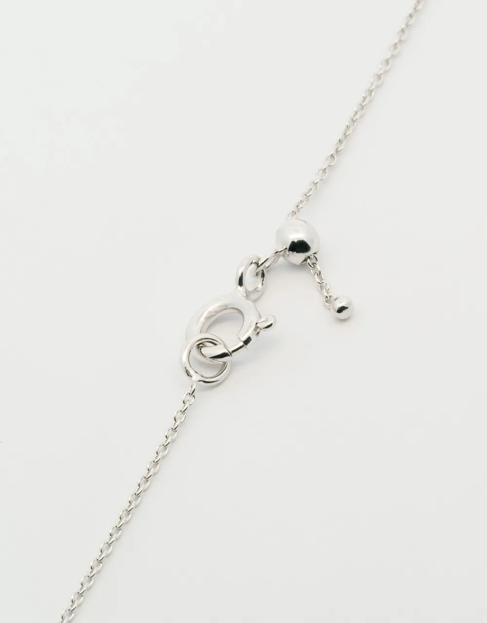 Gargantilla mini cruz de diamantes de 0.08 quilates en oro blanco de 18k