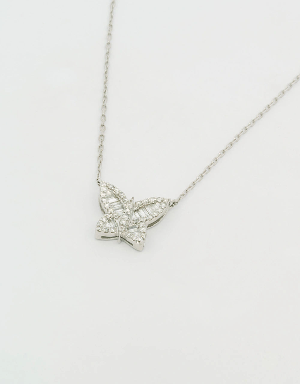 Gargantilla mariposa de diamantes oro blanco de 18k