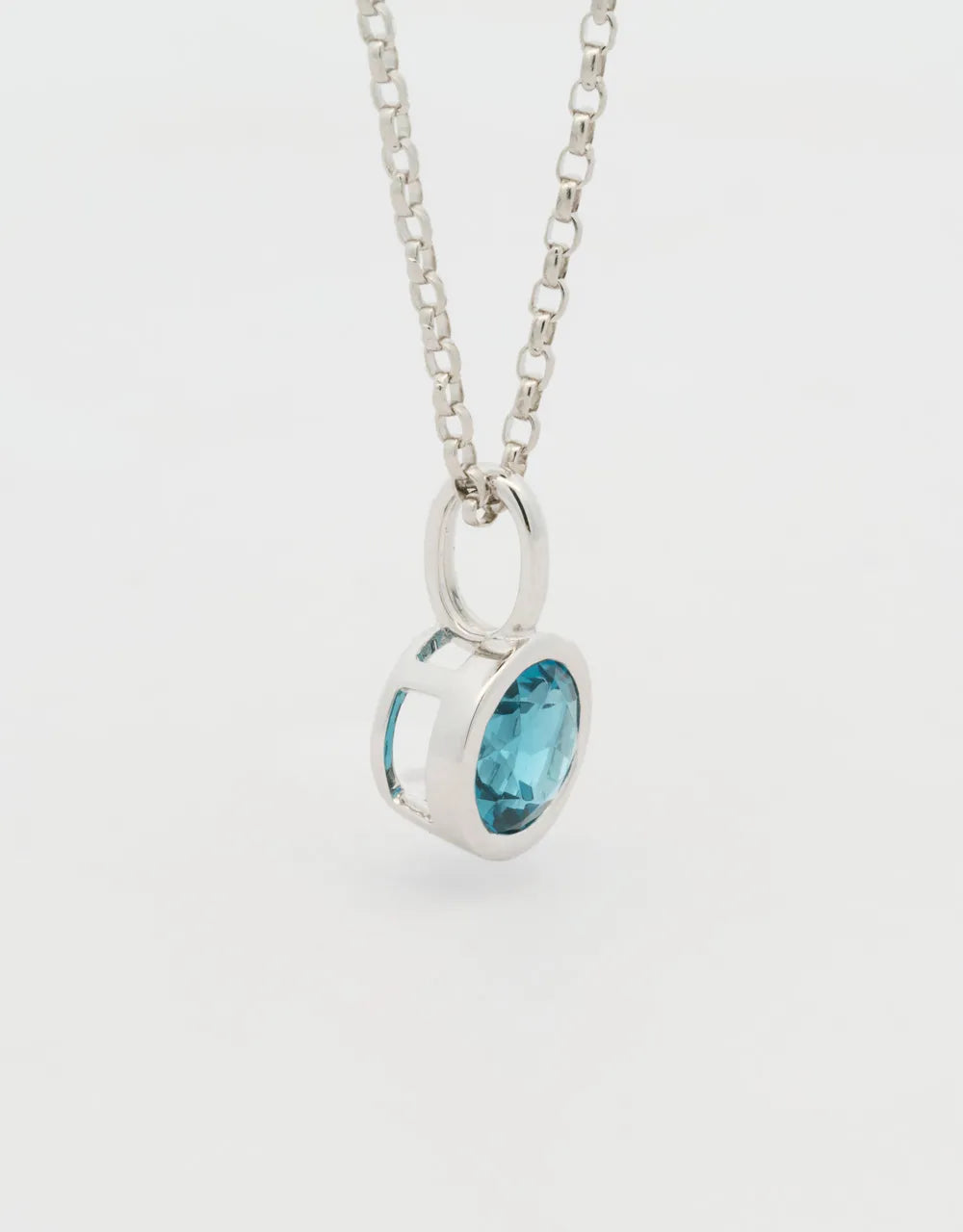 Dije de topacio en oro blanco 18k