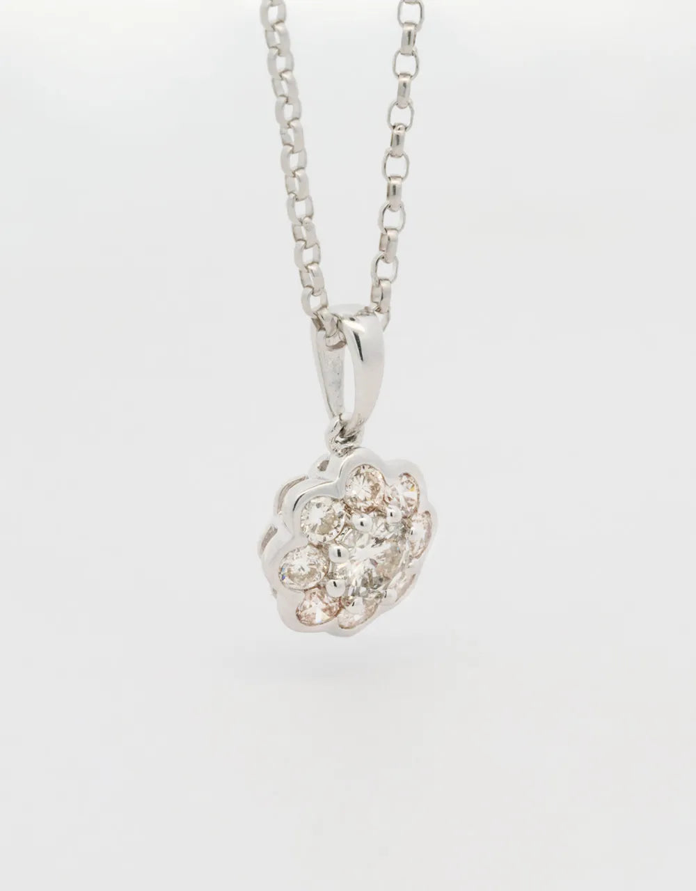 Dije de mini flor de diamante en oro blanco 18k