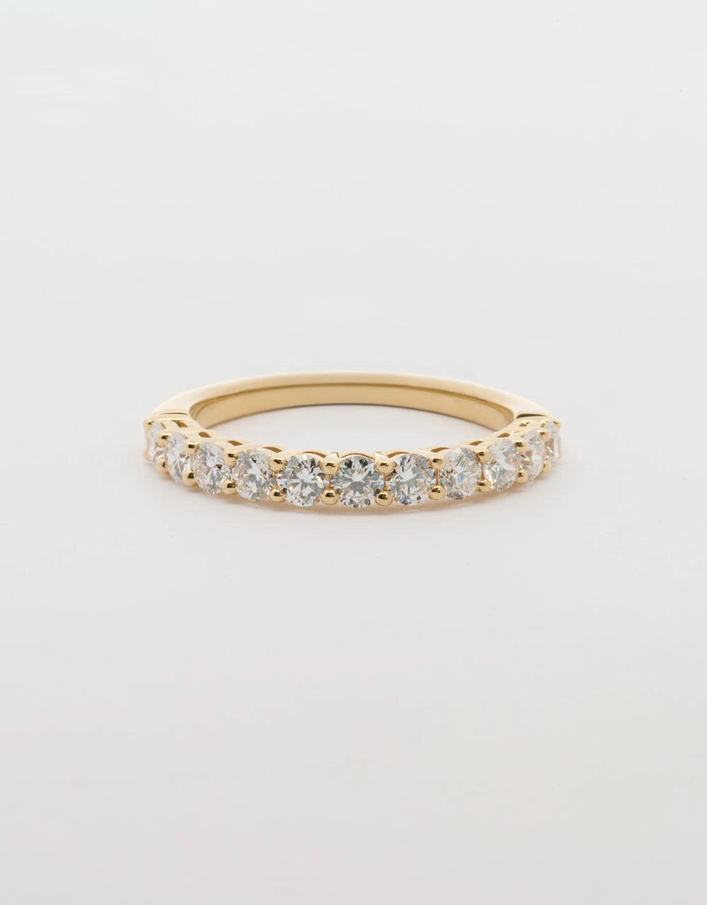 Argolla de una hilera de diamantes 0.75 quilates oro amarillo 18k