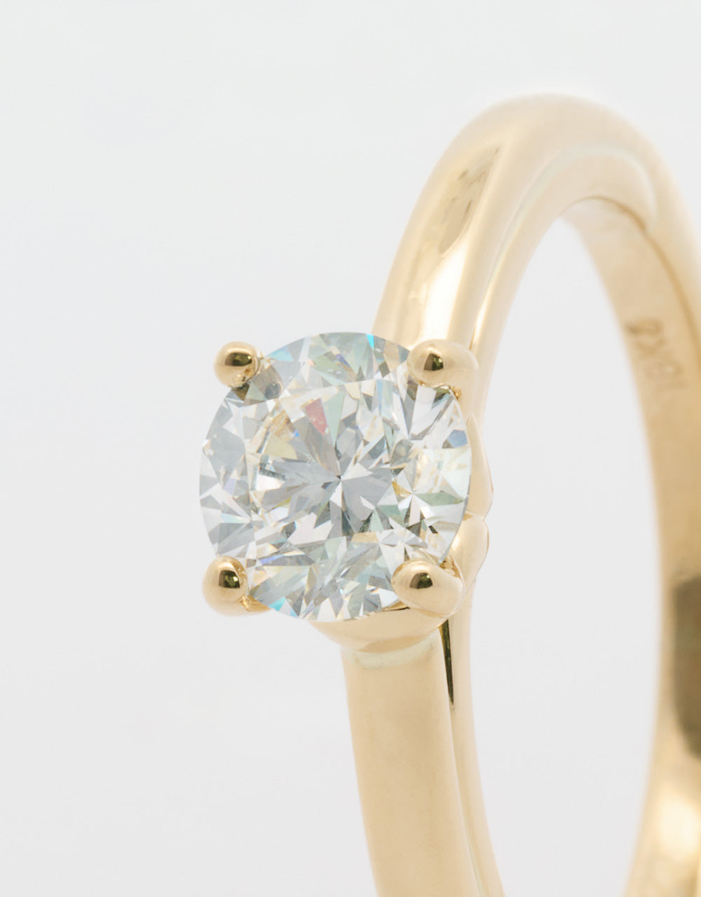 Anillo solitario de 0.7 quilates oro amarillo 18k
