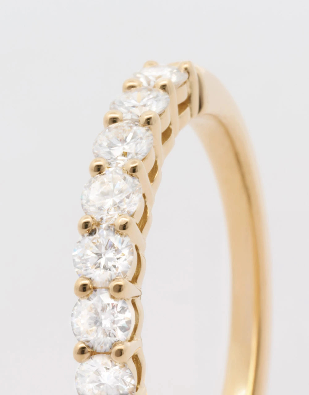 Argolla de una hilera de diamantes 0.75 quilates oro amarillo 18k