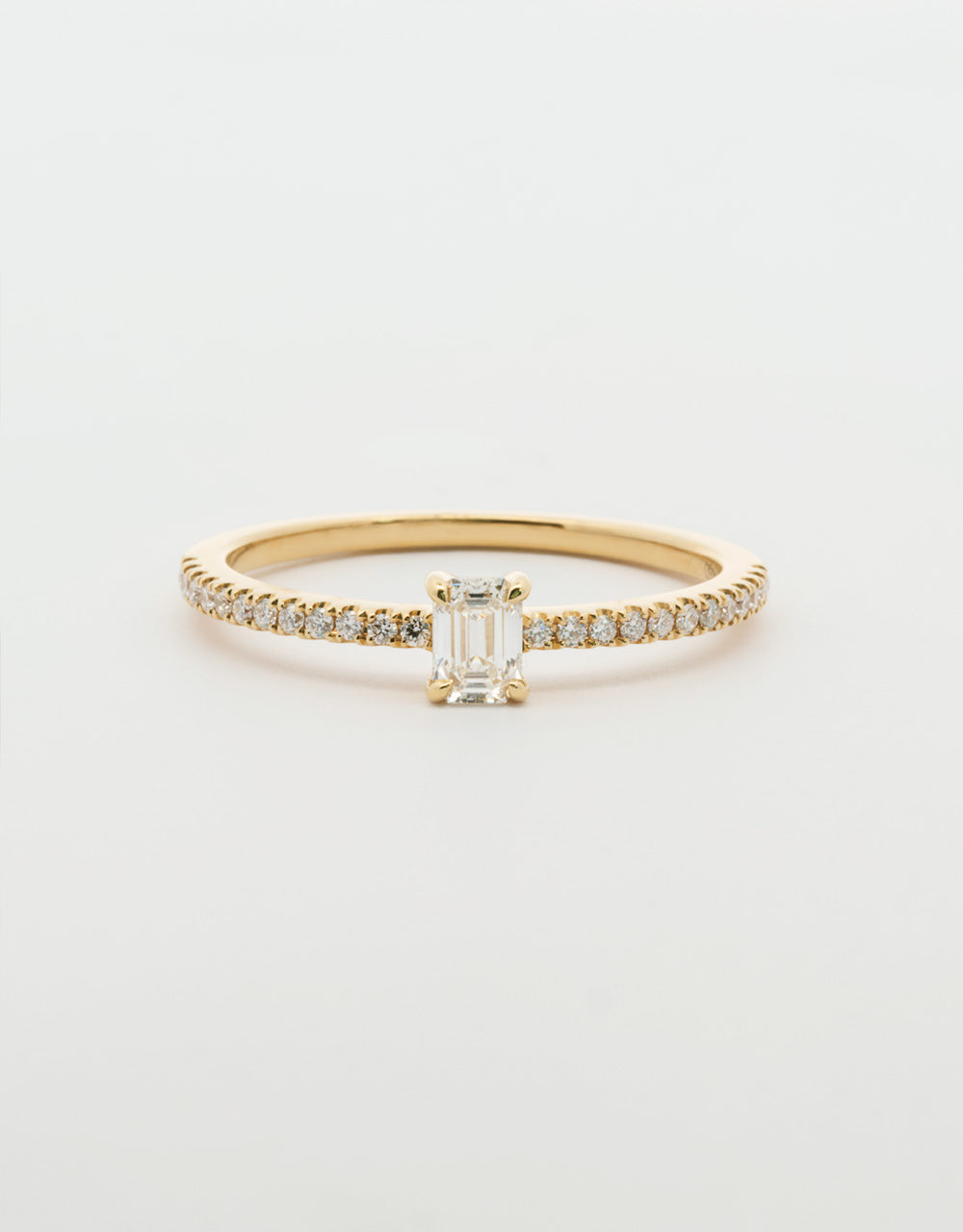 Anillo diamante central baguette 0,37 quilates oro amarillo 18k