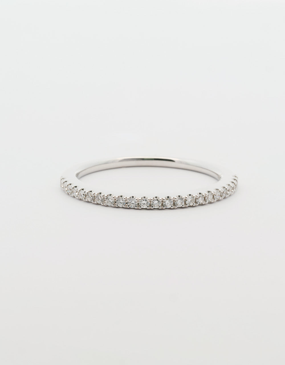 Anillo con hilera de diamantes de 0.16 quilates oro blanco 18k