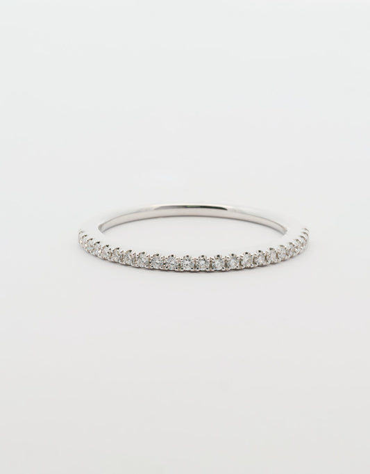 Anillo con hilera de diamantes de 0.16 quilates oro blanco 18k