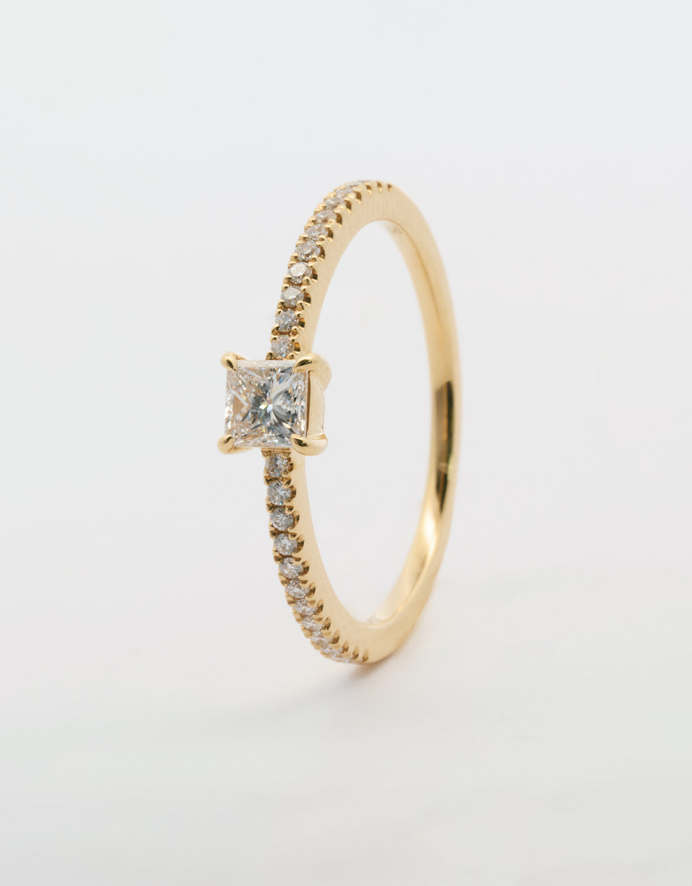 Anillo diamante central princess 0,39 quilates oro amarillo 18k