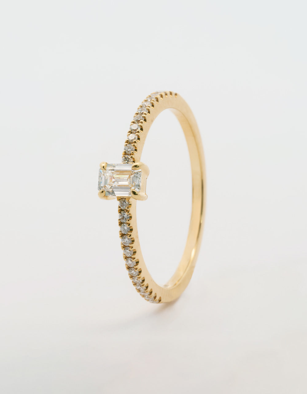 Anillo diamante central baguette 0,37 quilates oro amarillo 18k