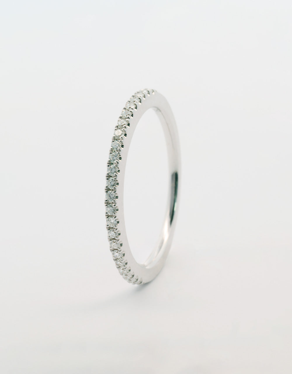 Anillo con hilera de diamantes de 0.16 quilates oro blanco 18k