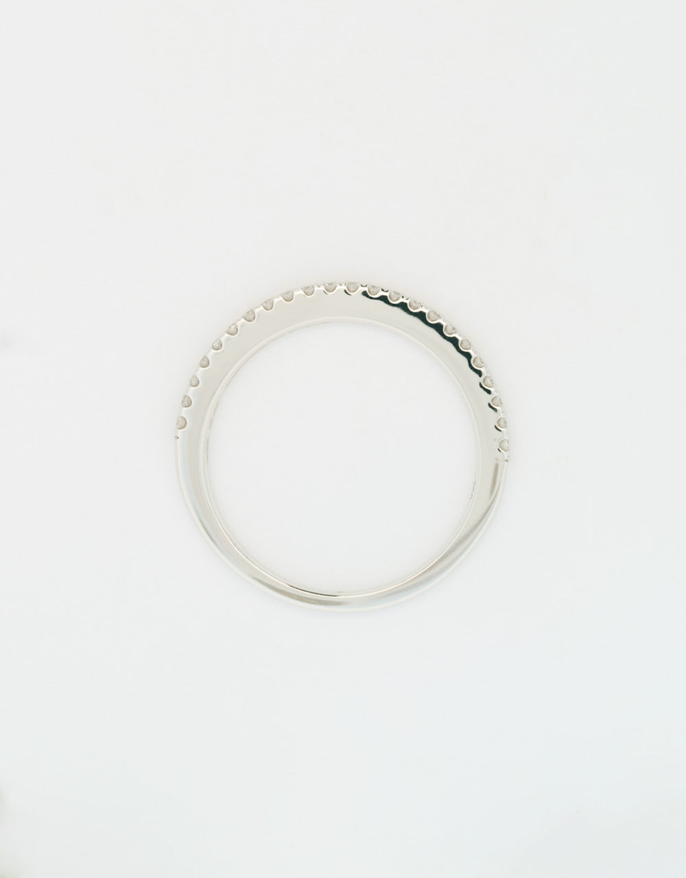 Anillo con hilera de diamantes de 0.16 quilates oro blanco 18k