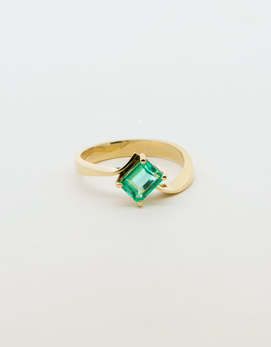Anillo solitario esmeralda de 1 quilate en oro amarillo 18k
