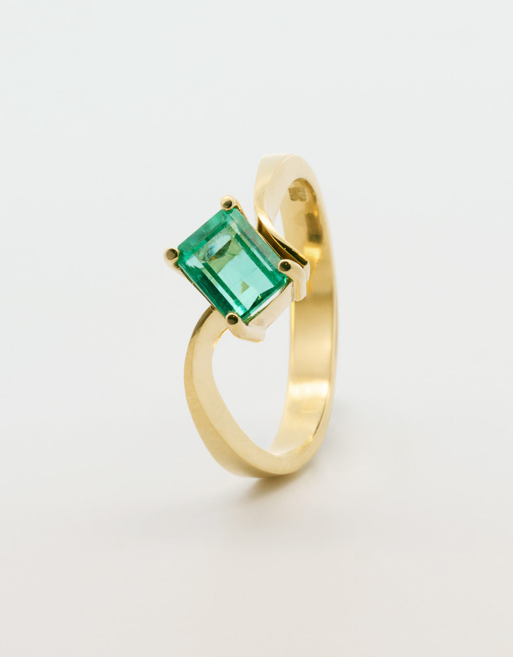 Anillo solitario esmeralda de 1 quilate en oro amarillo 18k