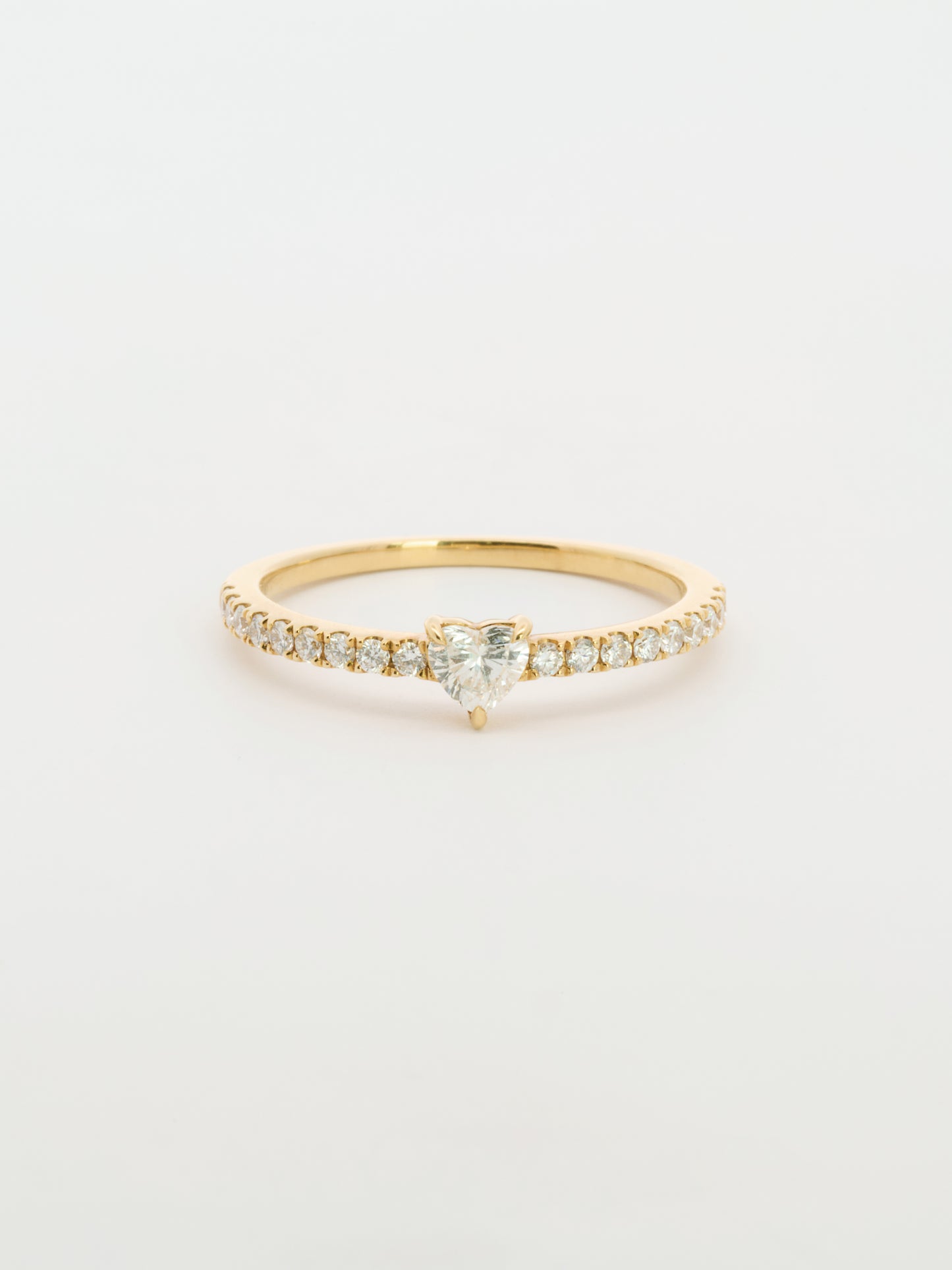 Anillo diamante central corazón 0.4 quilates oro amarillo 18k