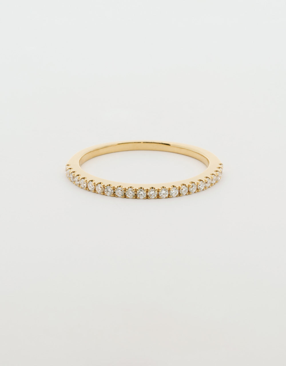 Argolla hilera de diamantes 0.19 quilates oro amarillo 18k