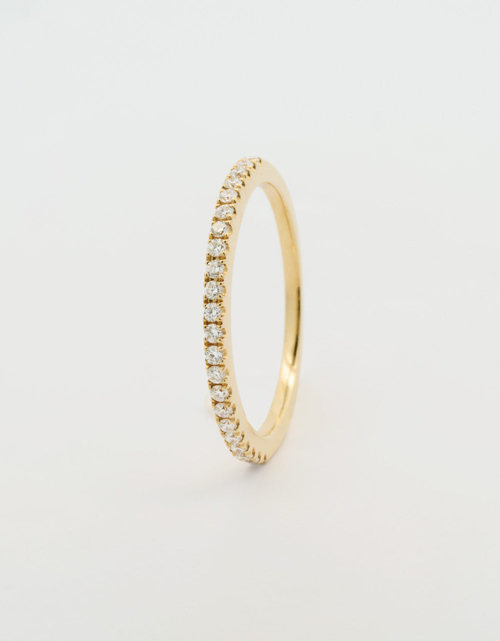 Argolla hilera de diamantes 0.19 quilates oro amarillo 18k