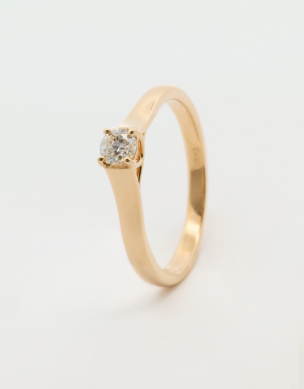 Anillo solitario de 0.2 quilates oro amarillo 18k