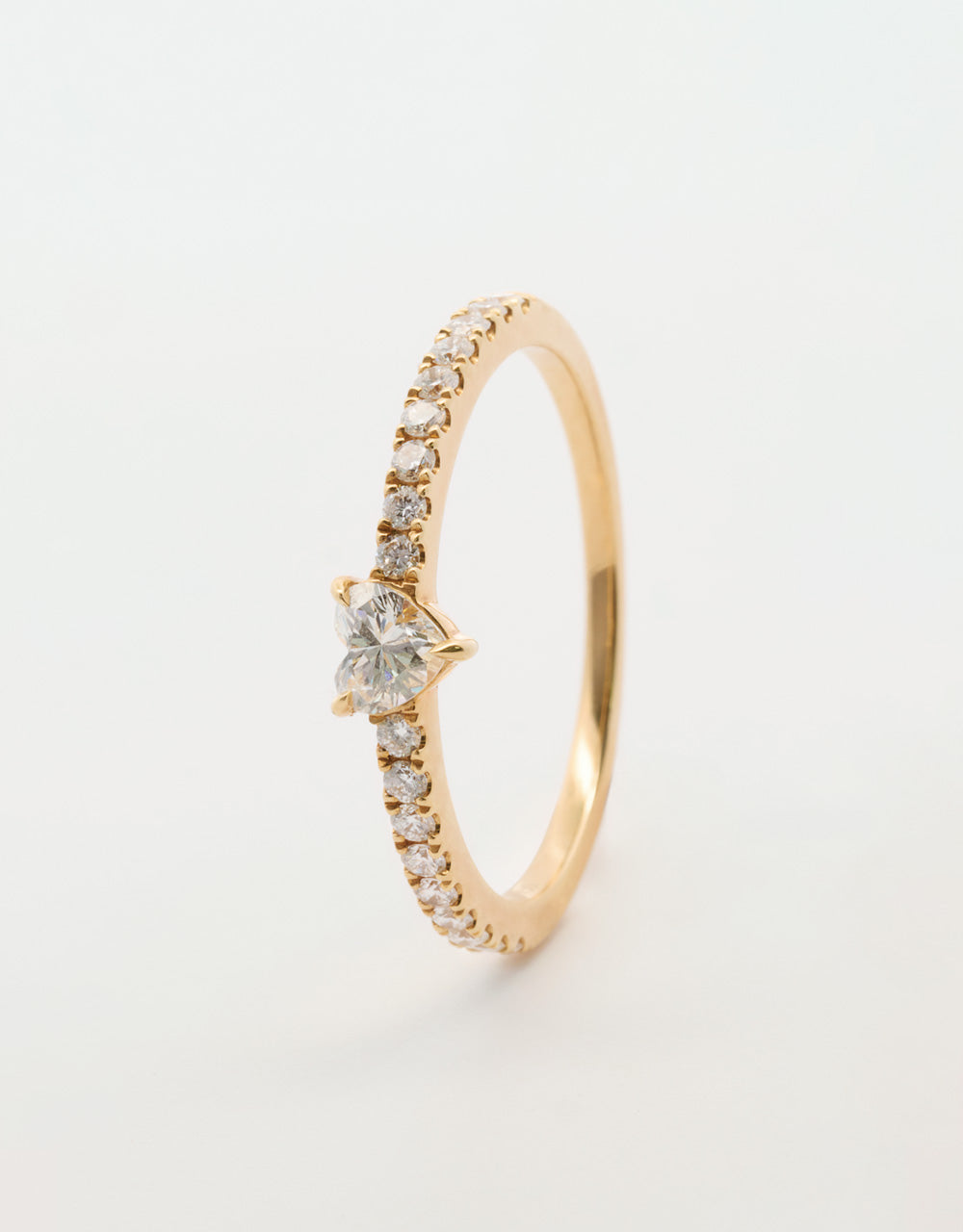 Anillo diamante central corazón 0,4 quilates oro amarillo 18k