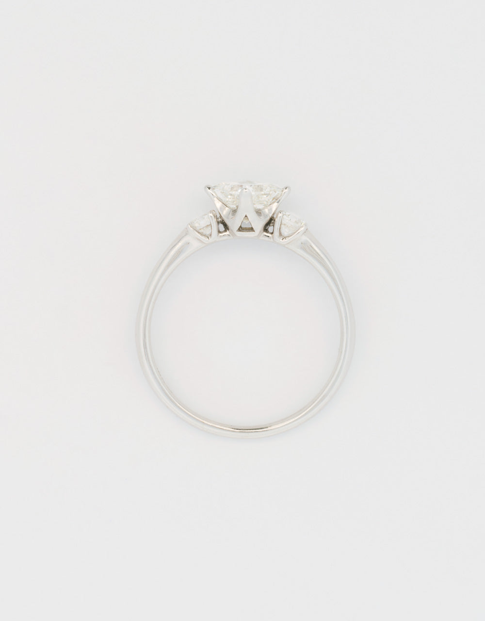 Anillo diamante central princess 0,7 quilates en oro blanco 18k