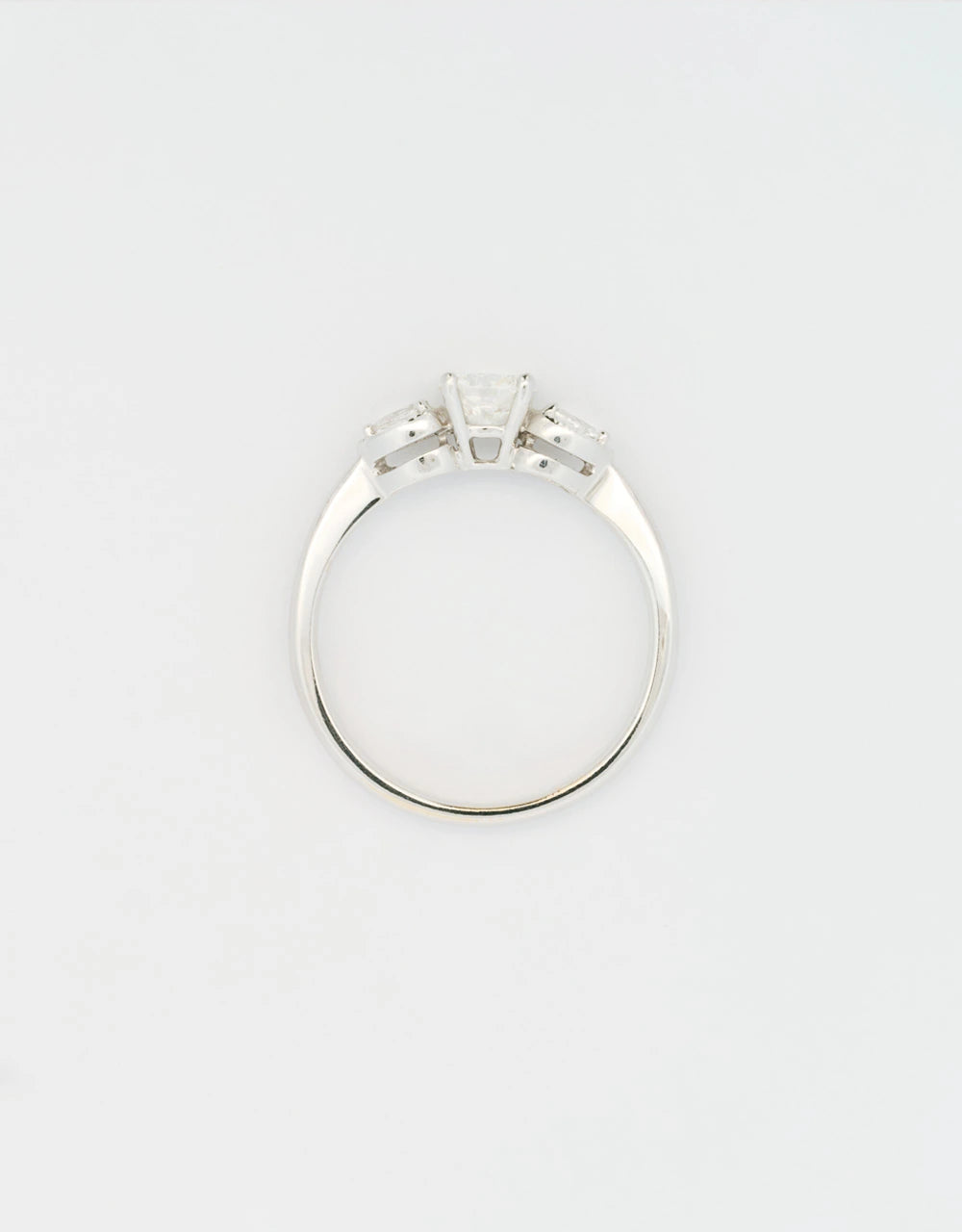 Anillo compromiso diamante central 0.63 quilates oro blanco 18k