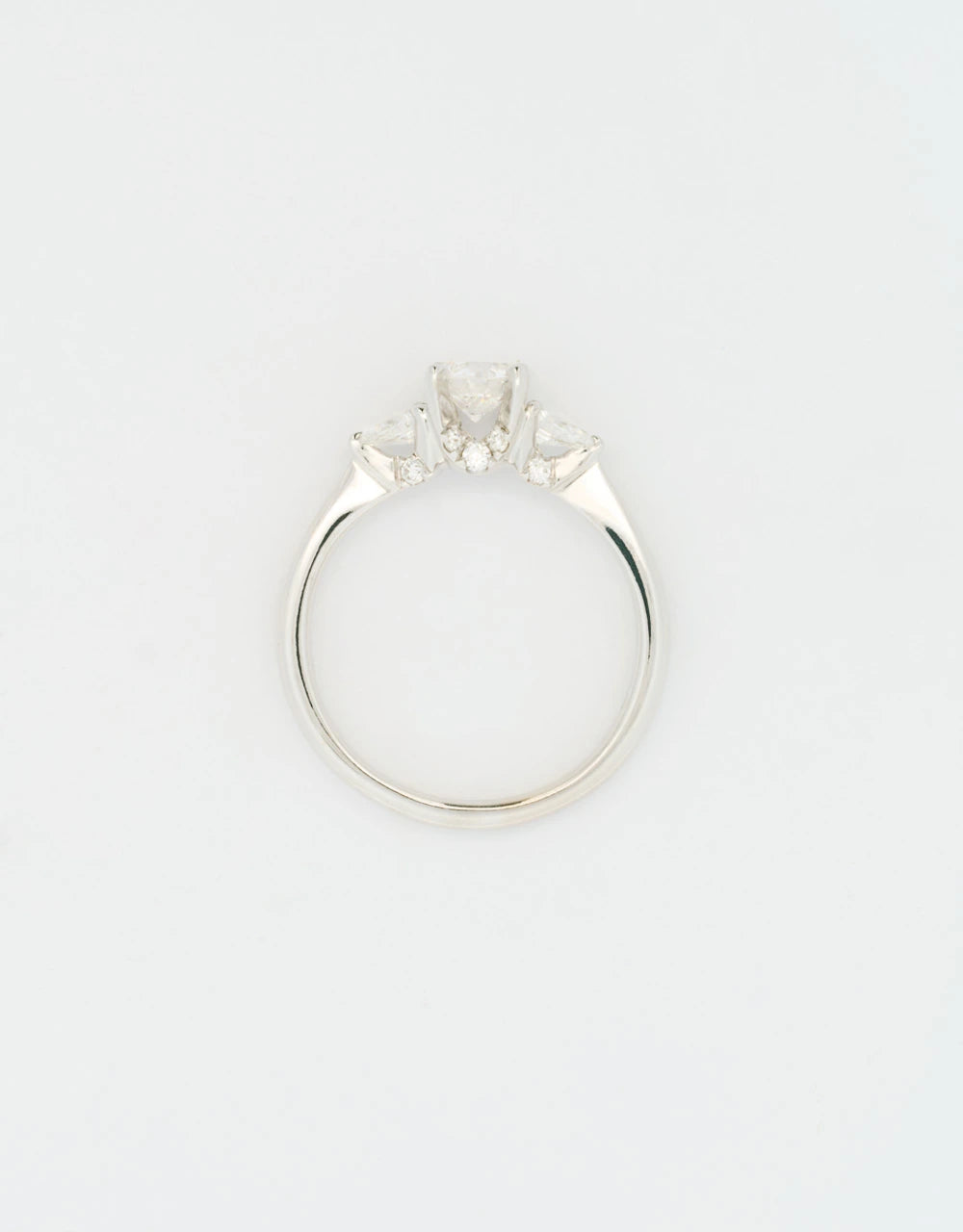 Anillo de compromiso piedra central de 0.5 quilates en oro blanco 18k