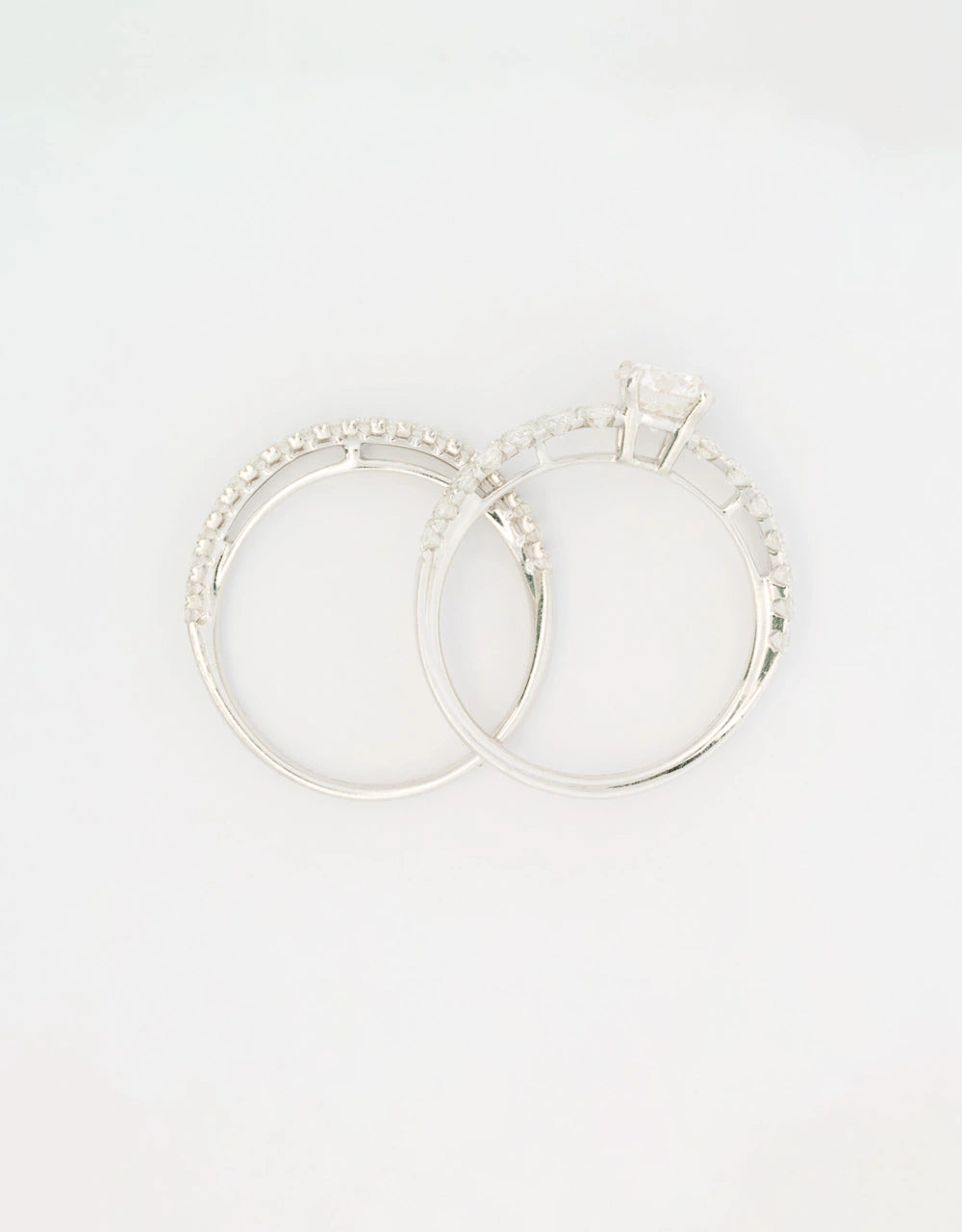 Argolla pisargolla oro blanco 18k con diamante central de 0.7 quilates