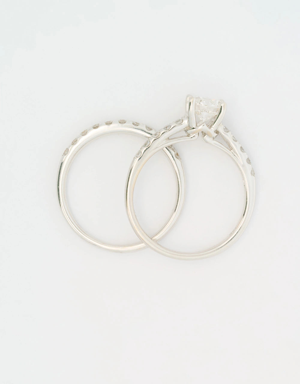 Argolla pisargolla oro blanco 18k con diamante central de 0.9 quilates