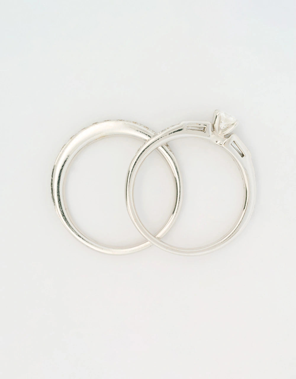 Argolla pisargolla oro blanco 18k con diamante central de 0.3 quilates