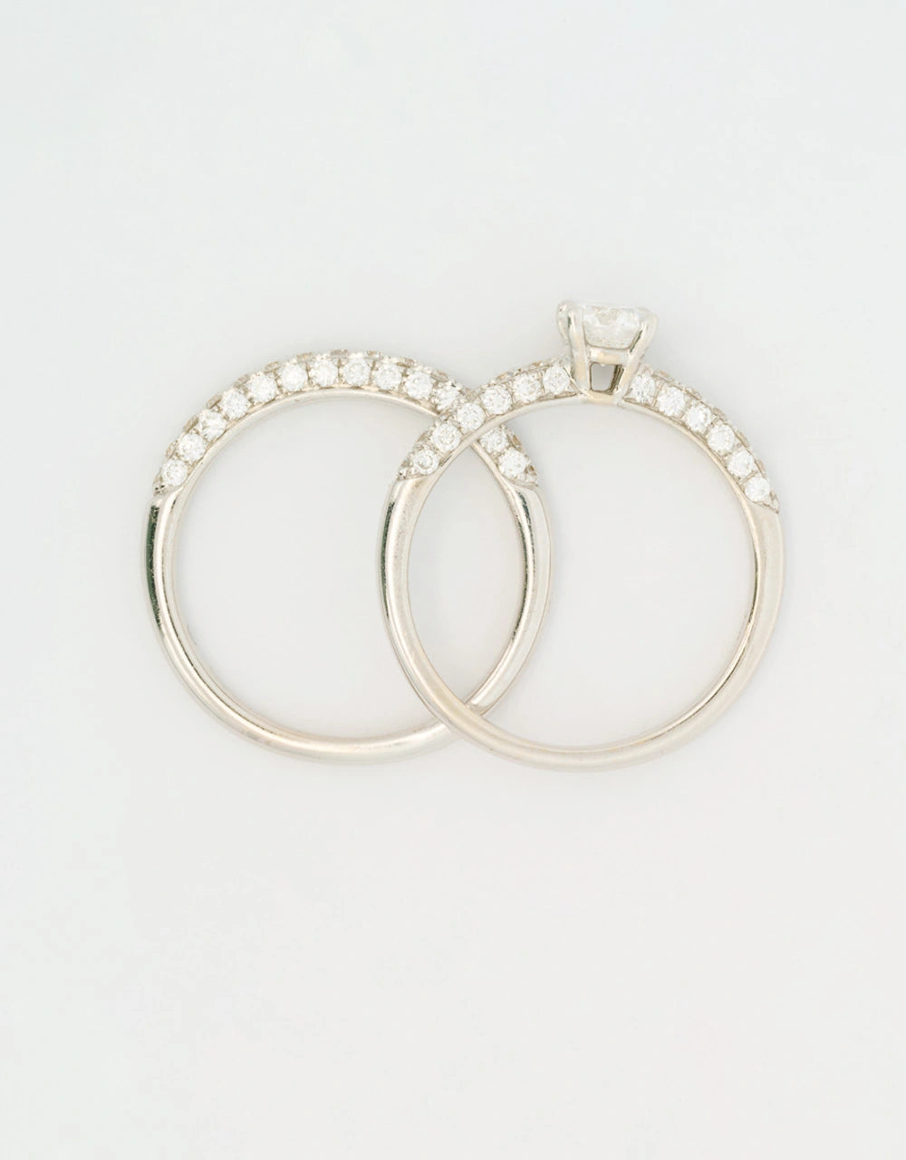 Argolla pisargolla oro blanco 18k con diamante central de 0.46 quilates