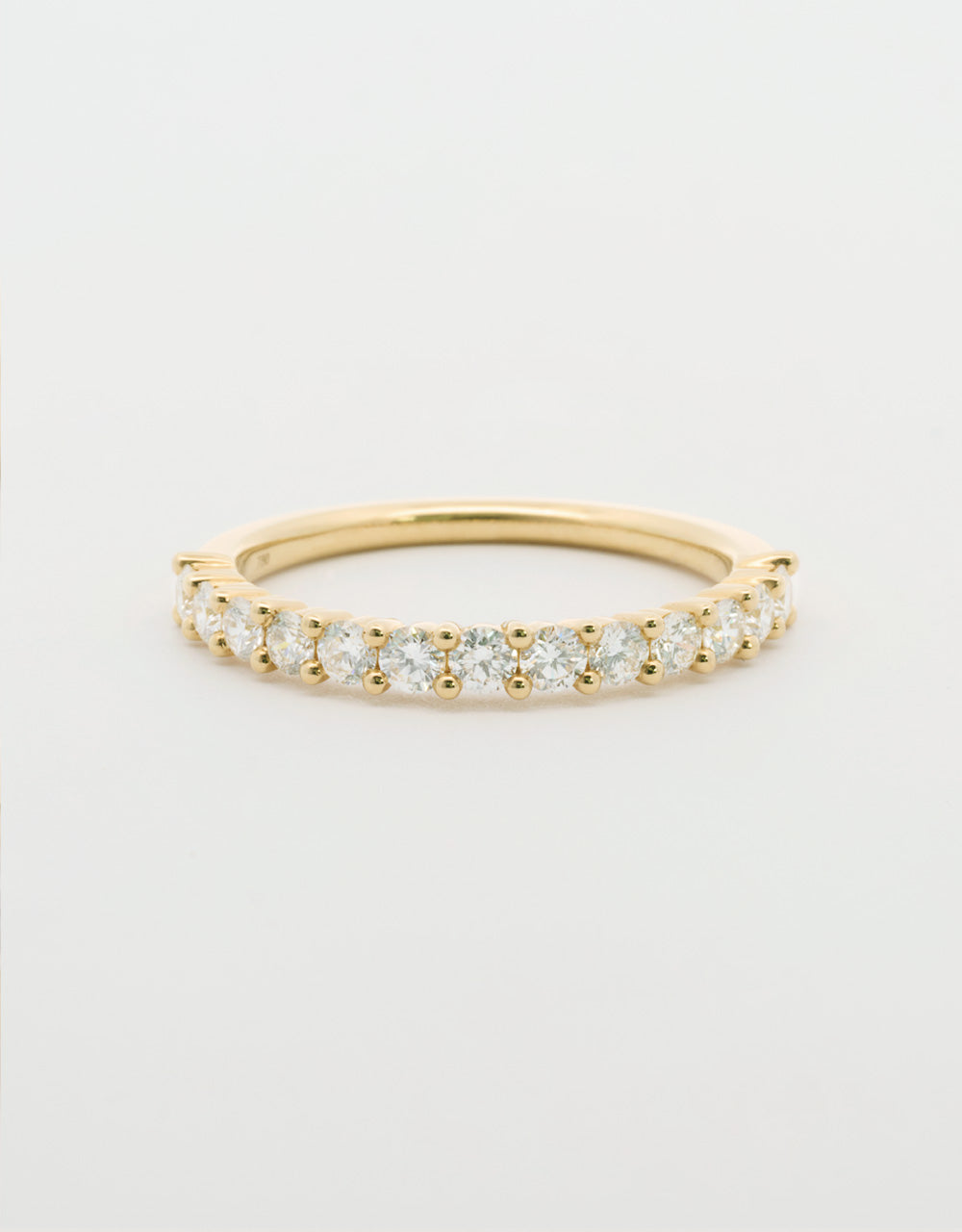 Argolla de una hilera de diamantes 0.5 quilates oro amarillo 18k