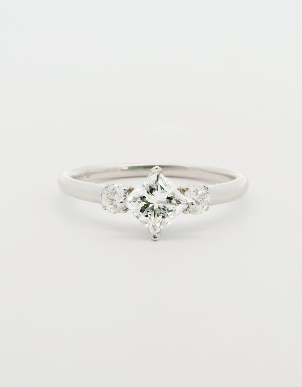 Anillo diamante central princess 0.7 quilates en oro blanco 18k