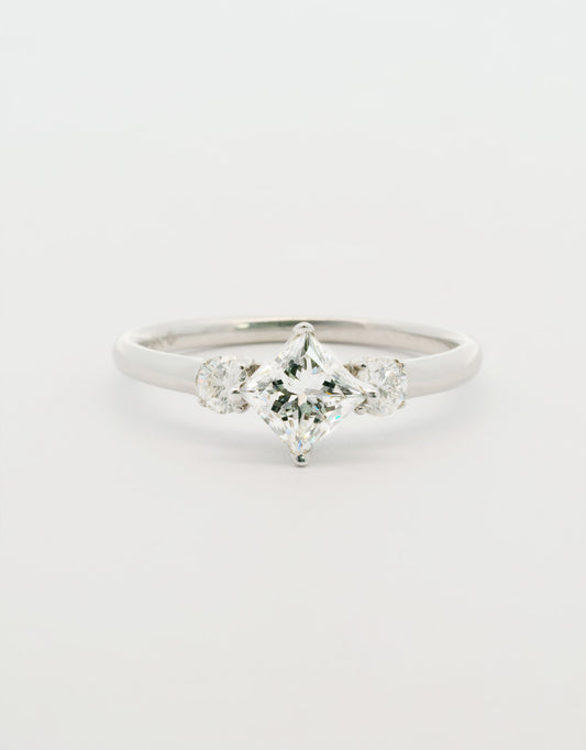 Anillo diamante central princess 0.7 quilates en oro blanco 18k