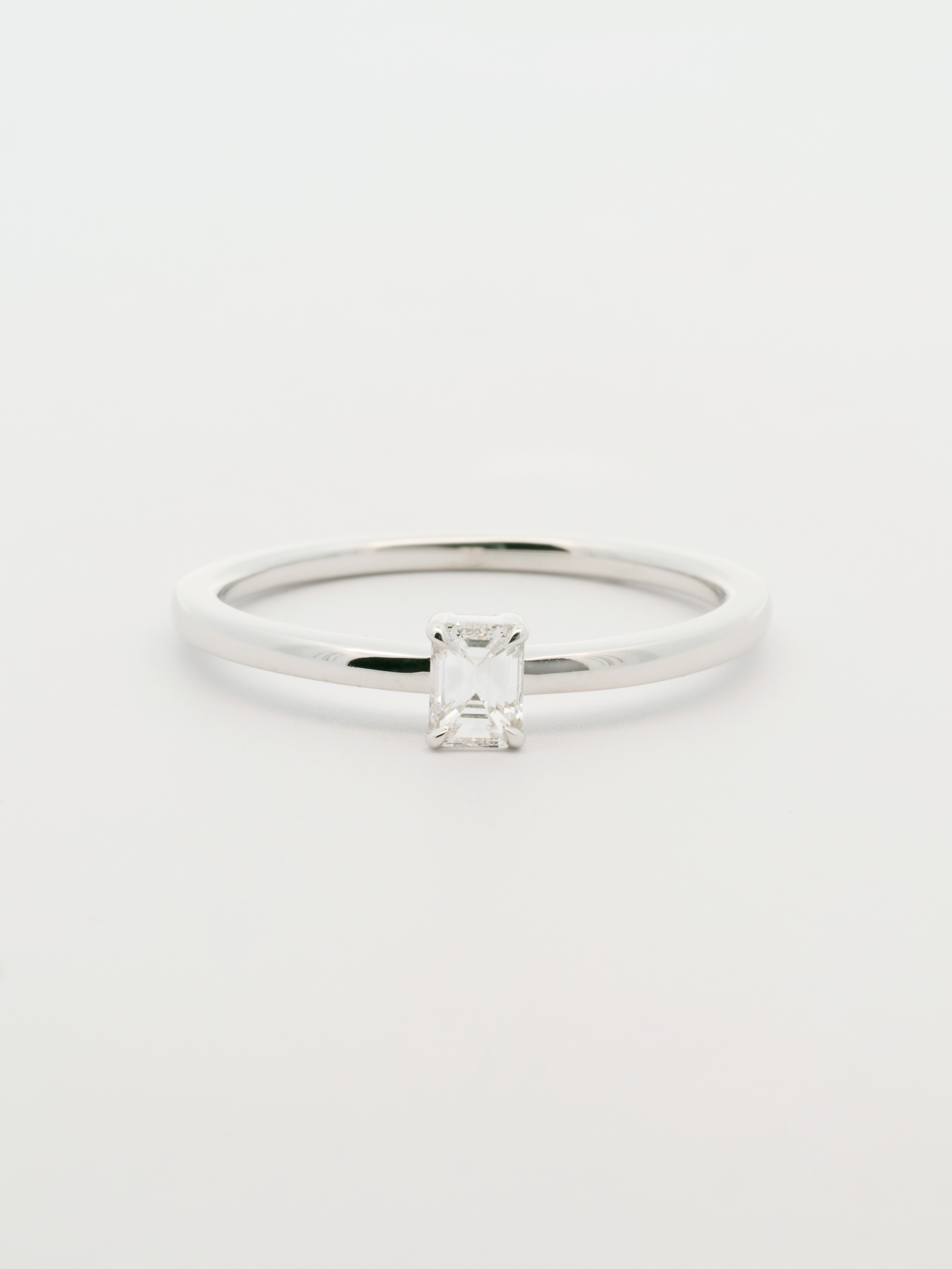 Anillo solitario diamante baguette 0,25 quilates oro blanco 18k