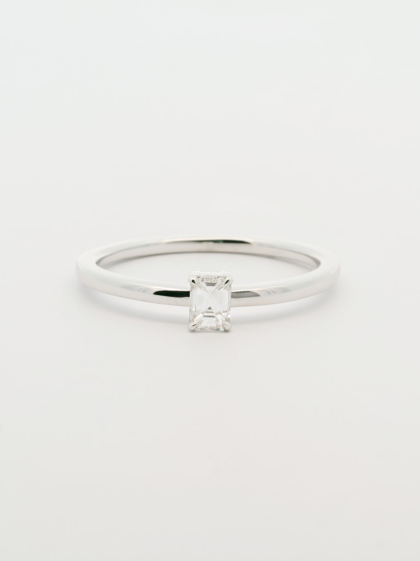 Anillo solitario diamante baguette 0.25 quilates oro blanco 18k
