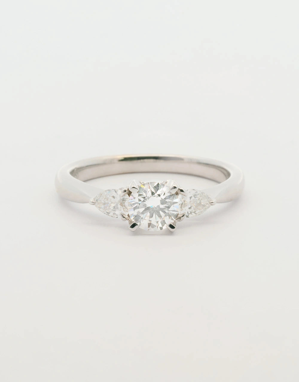 Anillo de compromiso piedra central de 0.5 quilates en oro blanco 18k