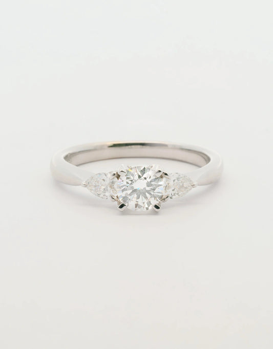 Anillo de compromiso piedra central de 0.5 quilates en oro blanco 18k