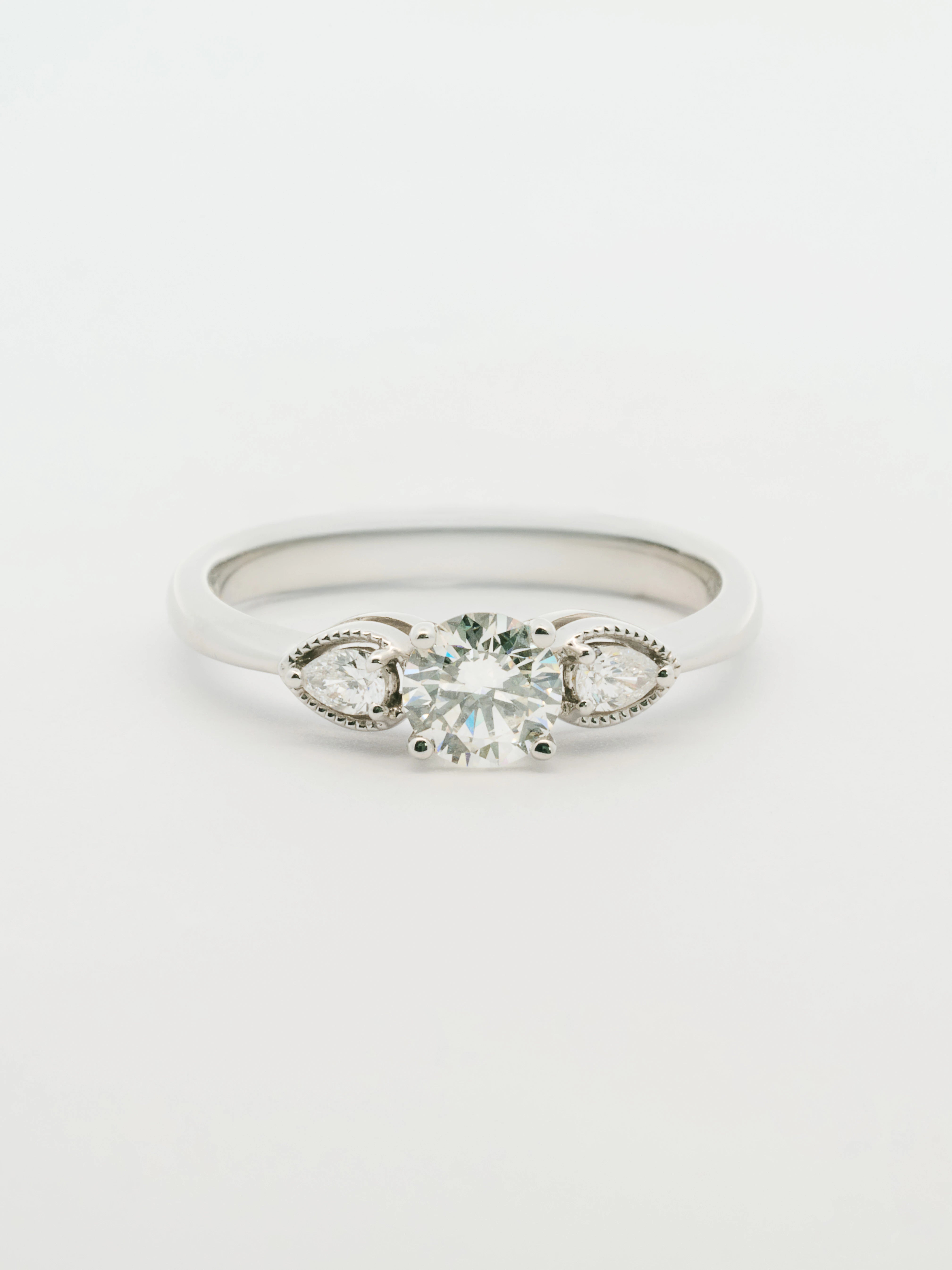 Anillo compromiso diamante central 0,63 quilates oro blanco 18k