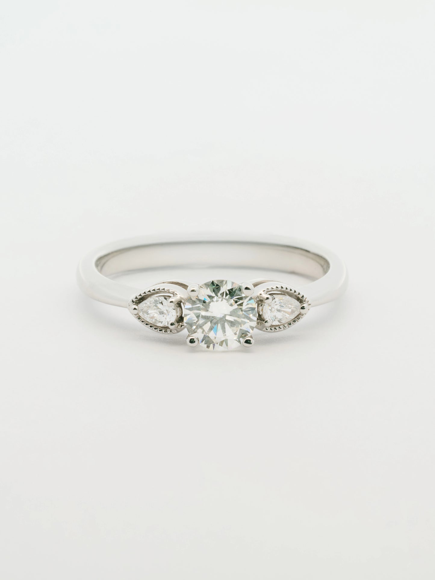 Anillo compromiso diamante central 0.63 quilates oro blanco 18k