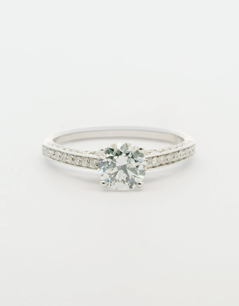 Anillo compromiso diamante central 0.9 quilates oro blanco 18k